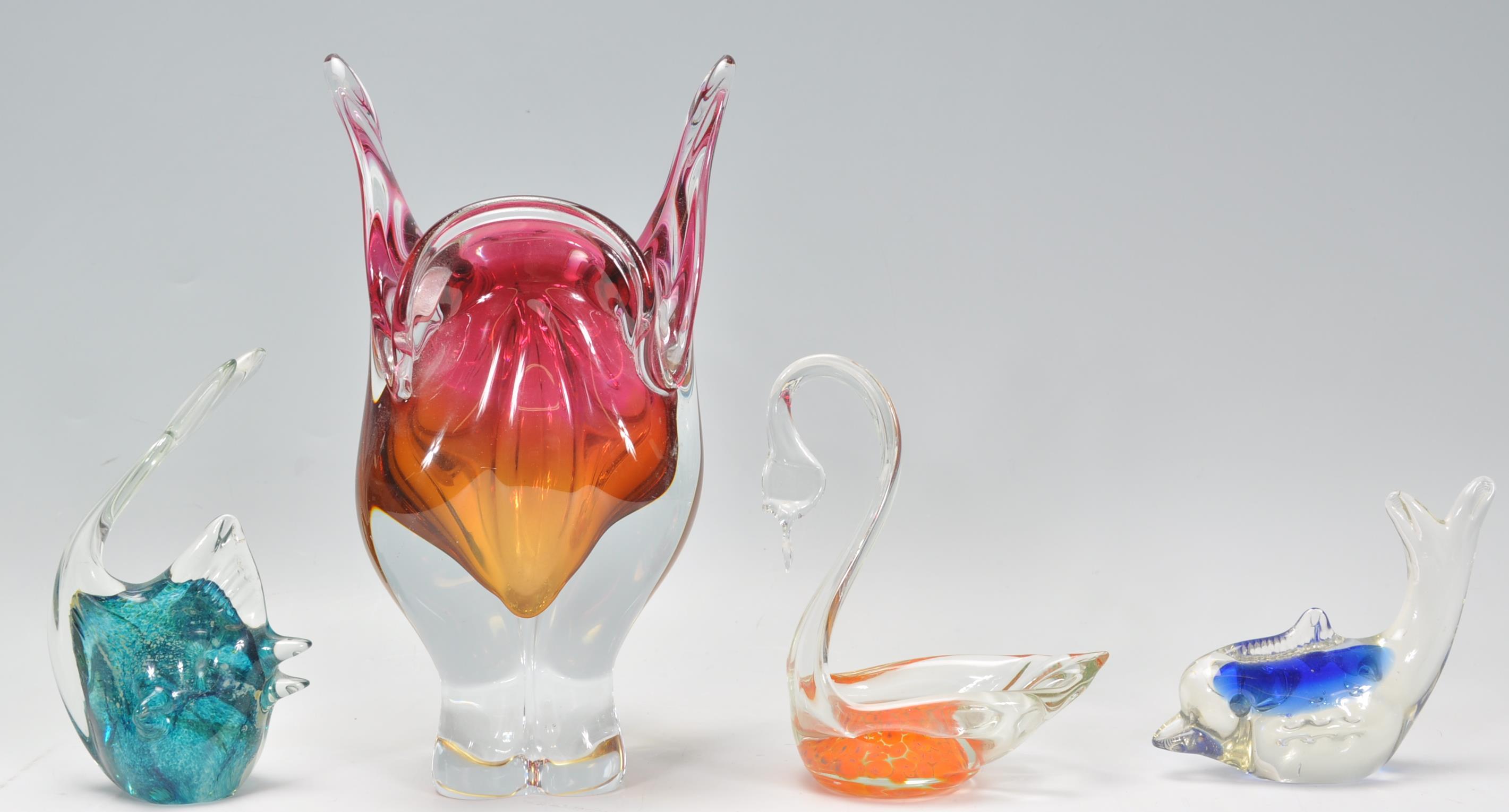 A small group of mixed vintage retro 20th Century glassware to include a cats head vase by Josef