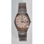 A good vintage gents Seiko 5 Automatic 21 jewel wrist watch having day and date aperture. The