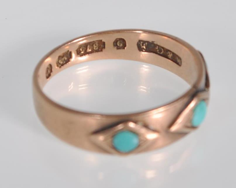 A vintage 9ct English hallmarked yellow gold ring set with three turquoise cabochons in diamond - Image 6 of 6