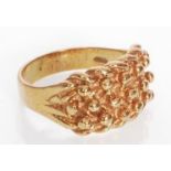 A hallmarked 9ct gold keepers ring having a plated knot design. Hallmarked London. Weight 5.7g. Size