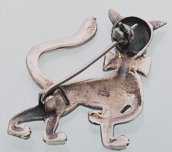 A sterling silver and marcasite brooch in the form of a cat wearing a bow tie. Gross weight 6.1 - Image 4 of 6