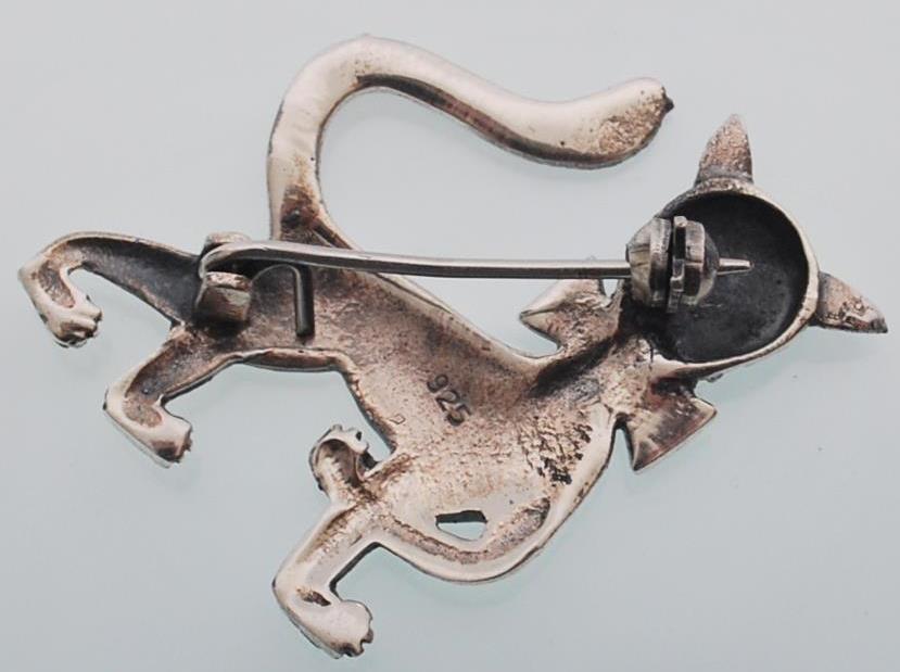 A sterling silver and marcasite brooch in the form of a cat wearing a bow tie. Gross weight 6.1 - Image 6 of 6