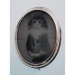 A silver brooch inset with a carved cameo of a Persian cat in a oval setting. Weight 10g.