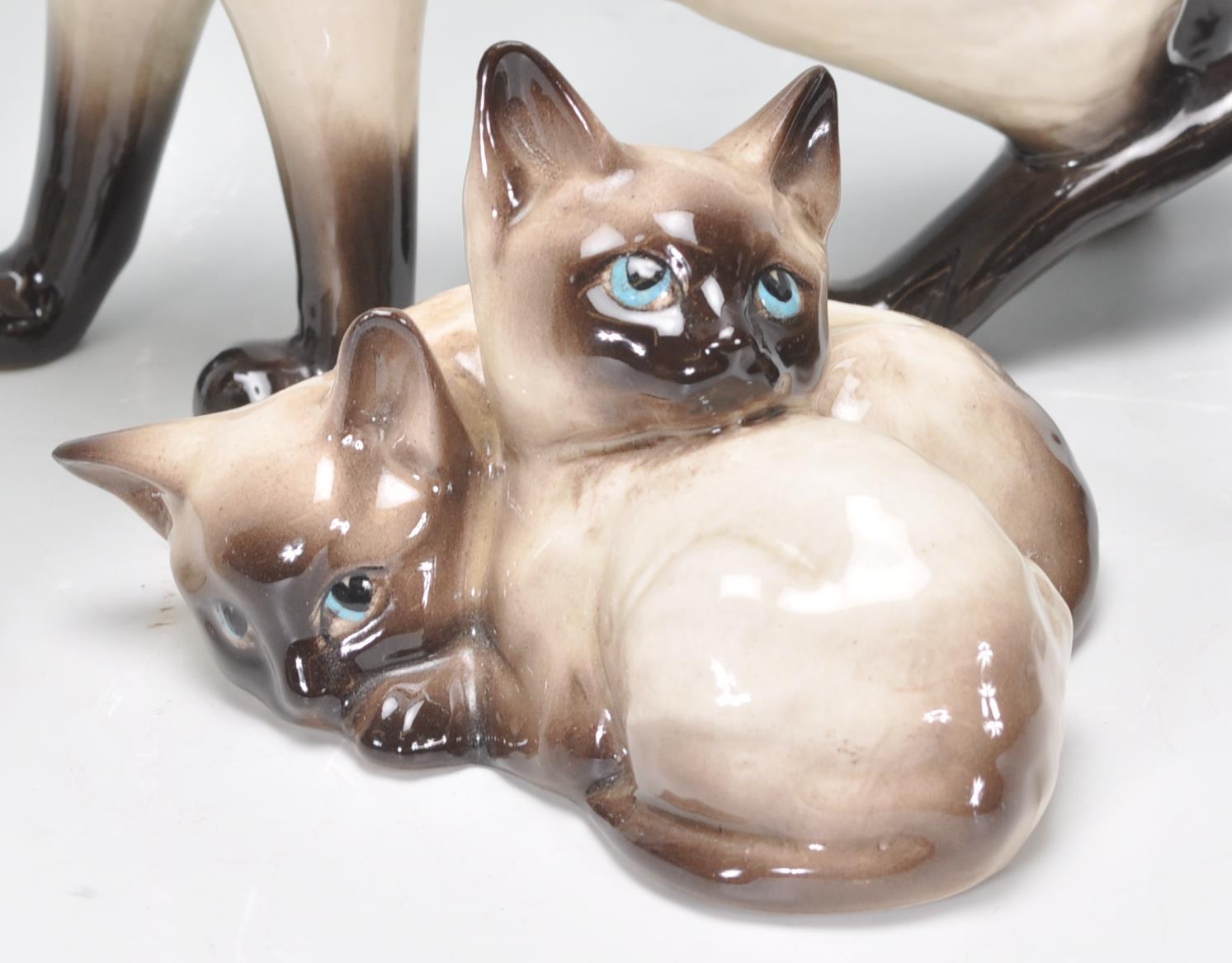 A group vintage 20th Century Beswick ceramic cats to include Siamese cat examples, Persian cats etc. - Image 4 of 11