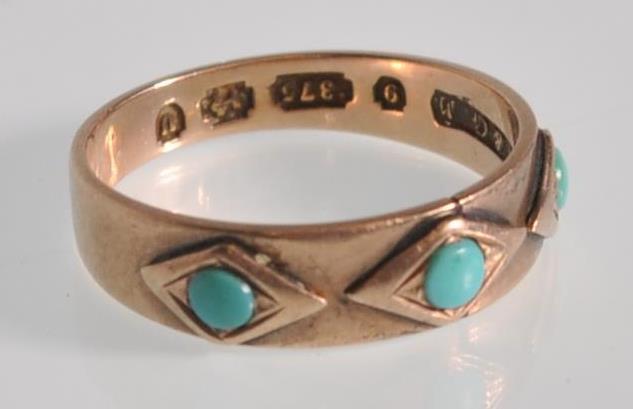 A vintage 9ct English hallmarked yellow gold ring set with three turquoise cabochons in diamond - Image 2 of 6