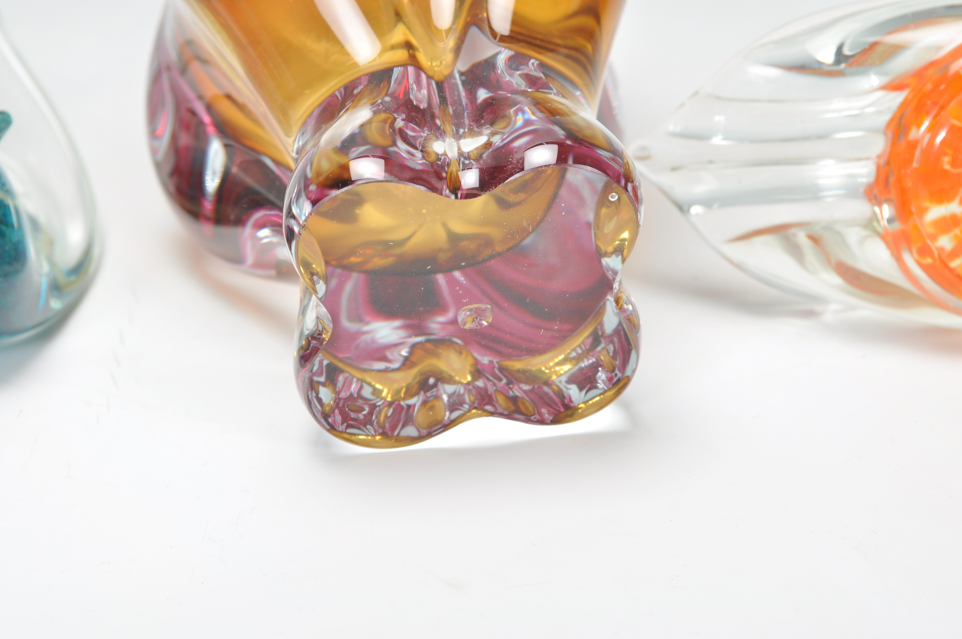 A small group of mixed vintage retro 20th Century glassware to include a cats head vase by Josef - Image 7 of 8