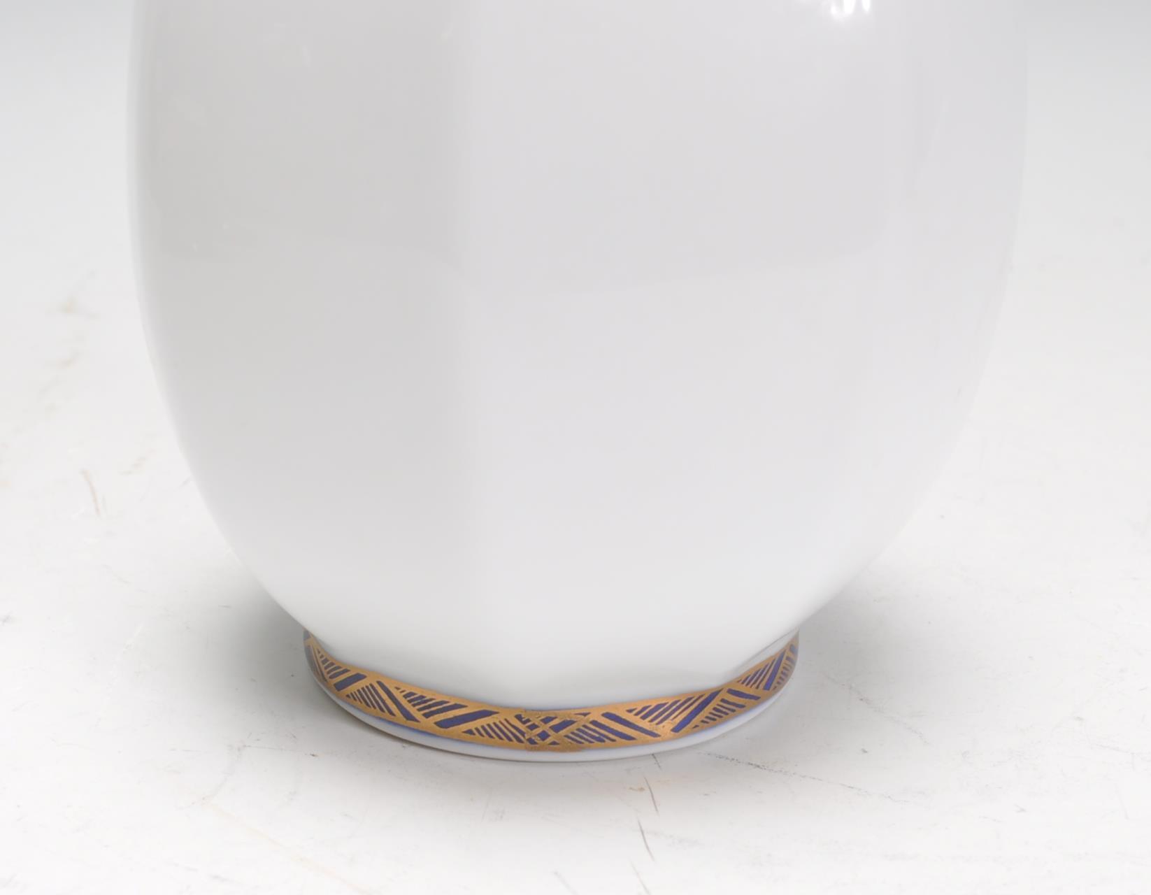 A decorative early 20th century Fukagawa vase of faceted baluster form having hand painted - Image 6 of 7