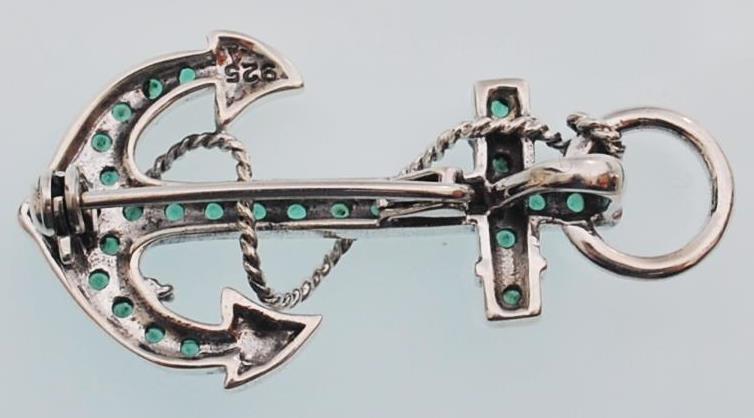 A sterling silver brooch in the form of an anchor set throughout with round cut emeralds. Gross - Image 4 of 5