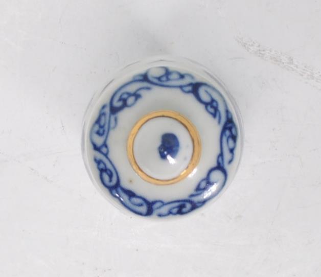 A 19th Century Chinese blue and white scent bottle having hand painted islands decoration - Image 5 of 7