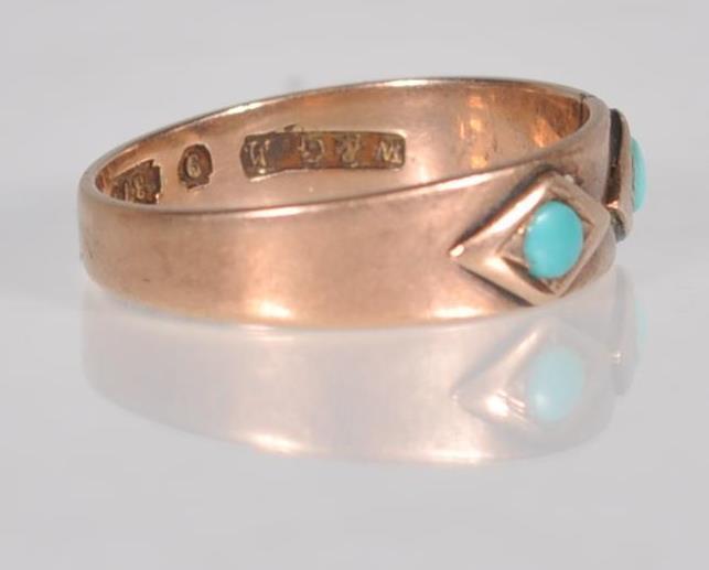 A vintage 9ct English hallmarked yellow gold ring set with three turquoise cabochons in diamond - Image 3 of 6