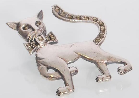 A sterling silver and marcasite brooch in the form of a cat wearing a bow tie. Gross weight 6.1 - Image 2 of 6