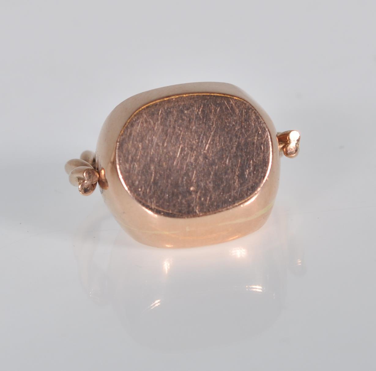 A good 9ct rose gold swivel fob having finely engraved floral and scroll decoration on a rope - Image 5 of 6