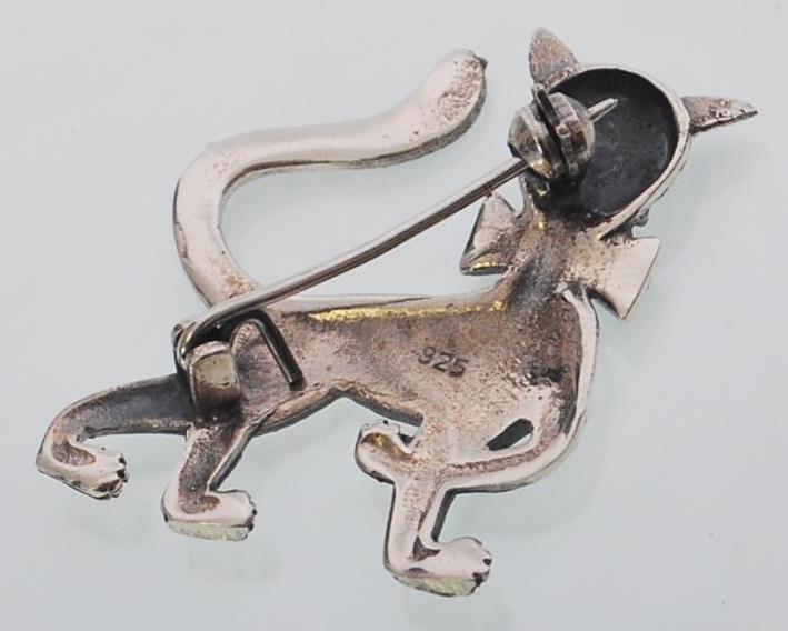 A sterling silver and marcasite brooch in the form of a cat wearing a bow tie. Gross weight 6.1 - Image 5 of 6