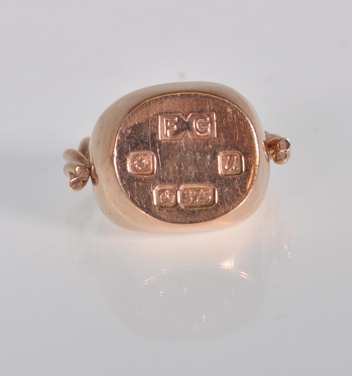 A good 9ct rose gold swivel fob having finely engraved floral and scroll decoration on a rope - Image 6 of 6