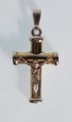 A 9ct yellow gold cross necklace pendant with moul
