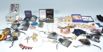 A large collection of vintage costume jewellery mo