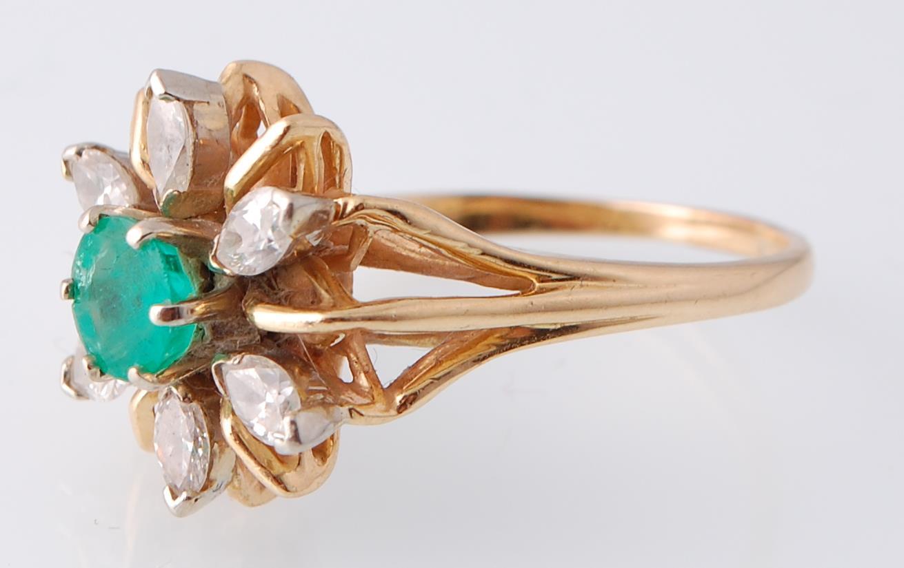 A 14ct Gold Emerald & Diamond Cluster Ring - Image 3 of 4