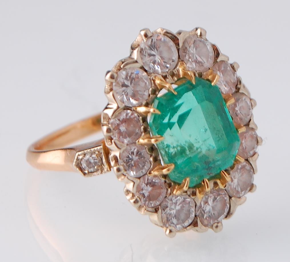 A French 18ct Gold Emerald & Diamond Cluster Ring - Image 2 of 5