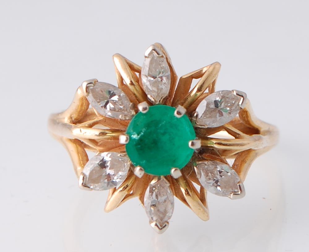 A 14ct Gold Emerald & Diamond Cluster Ring - Image 2 of 4