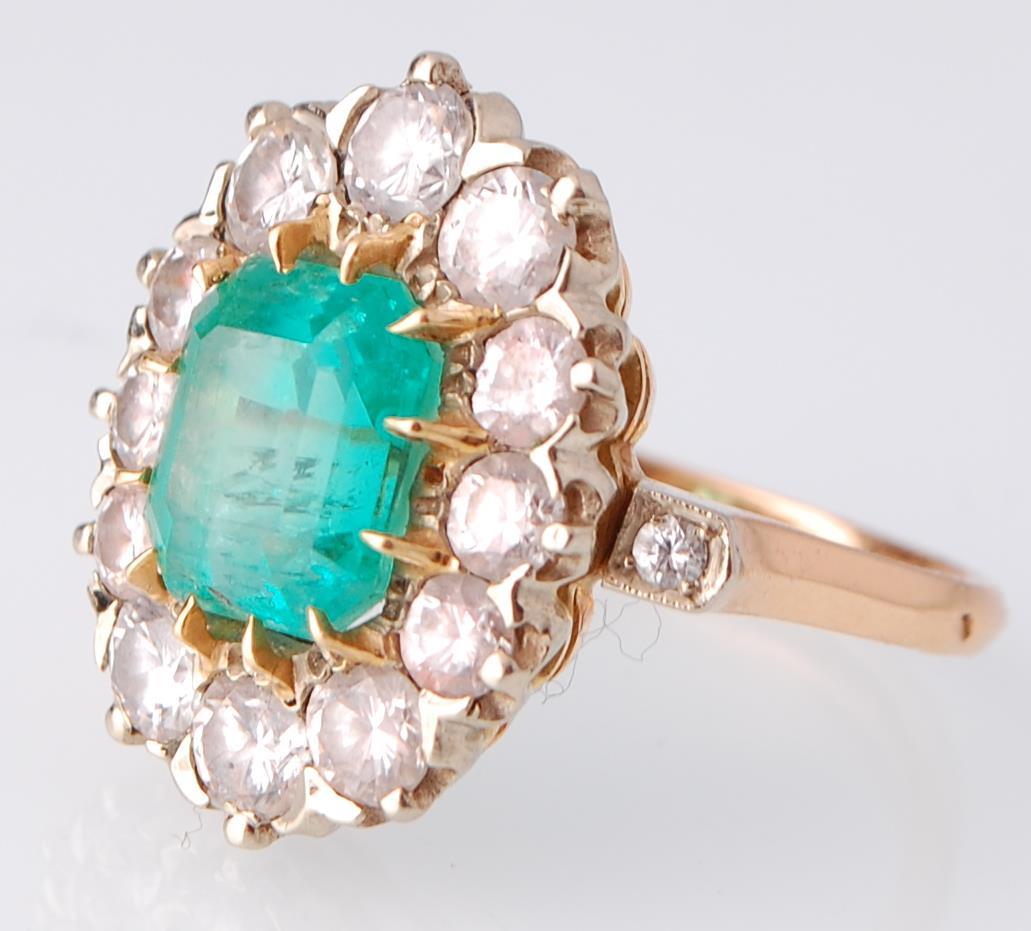 A French 18ct Gold Emerald & Diamond Cluster Ring - Image 3 of 5