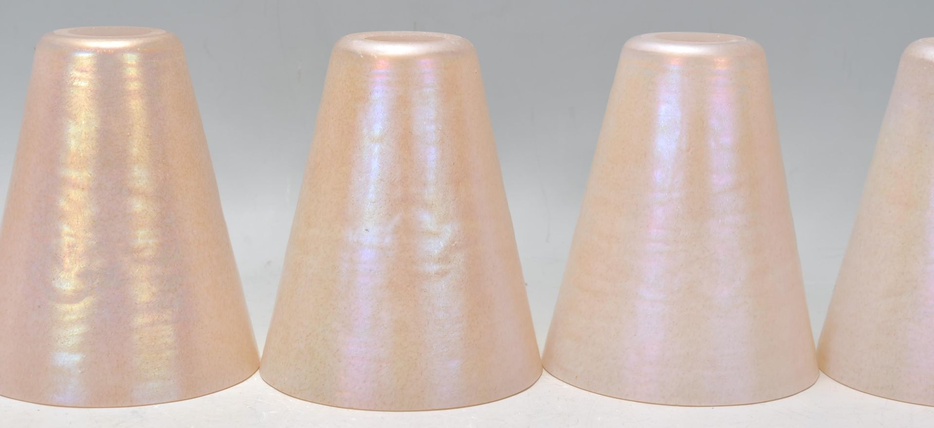 A collection of five 20th century retro conical lustre glass lamp shades. Each of conical form - Bild 3 aus 7