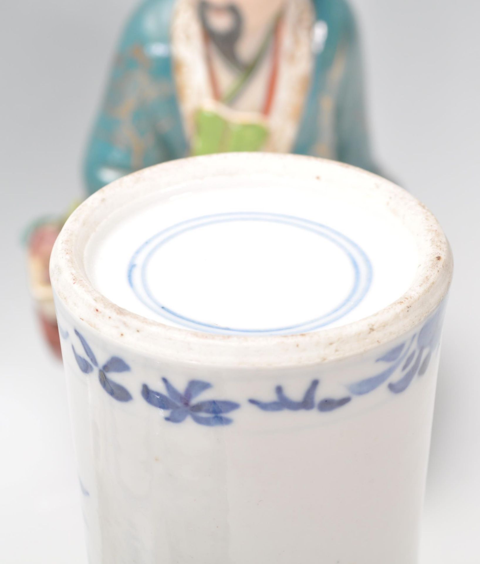 A mixed group of Chinese ceramics dating from the late 19th Century to include a blue and white vase - Bild 10 aus 12