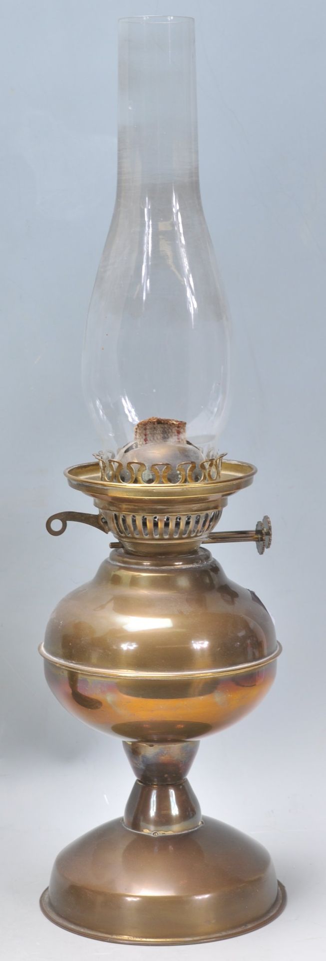 Two 19th Century Victorian oil lamps one having a stepped base with a fanned glass shade, the the of - Bild 3 aus 5