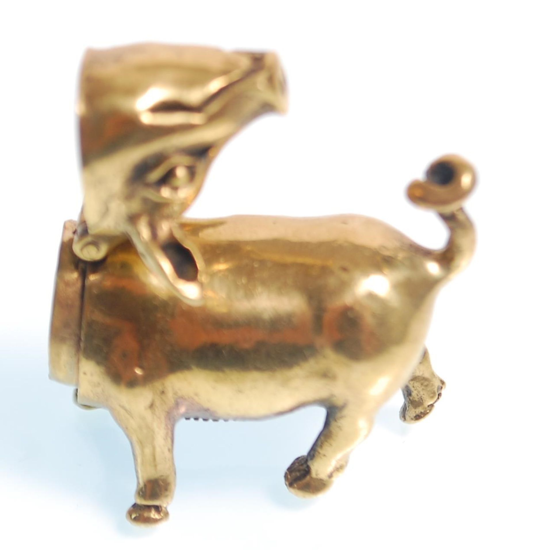 A brass vesta in the form of a pig being hinged at the neck having a match striker to the belly. - Bild 3 aus 7