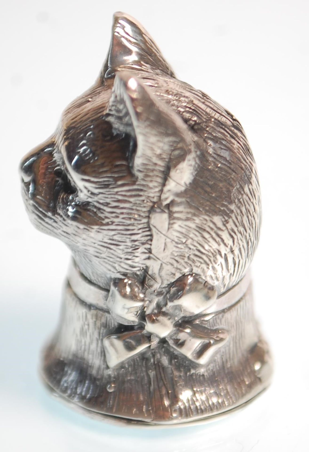 A silver hallmarked vesta case in the form of a cats head with a bow tied around it's neck. - Image 4 of 7