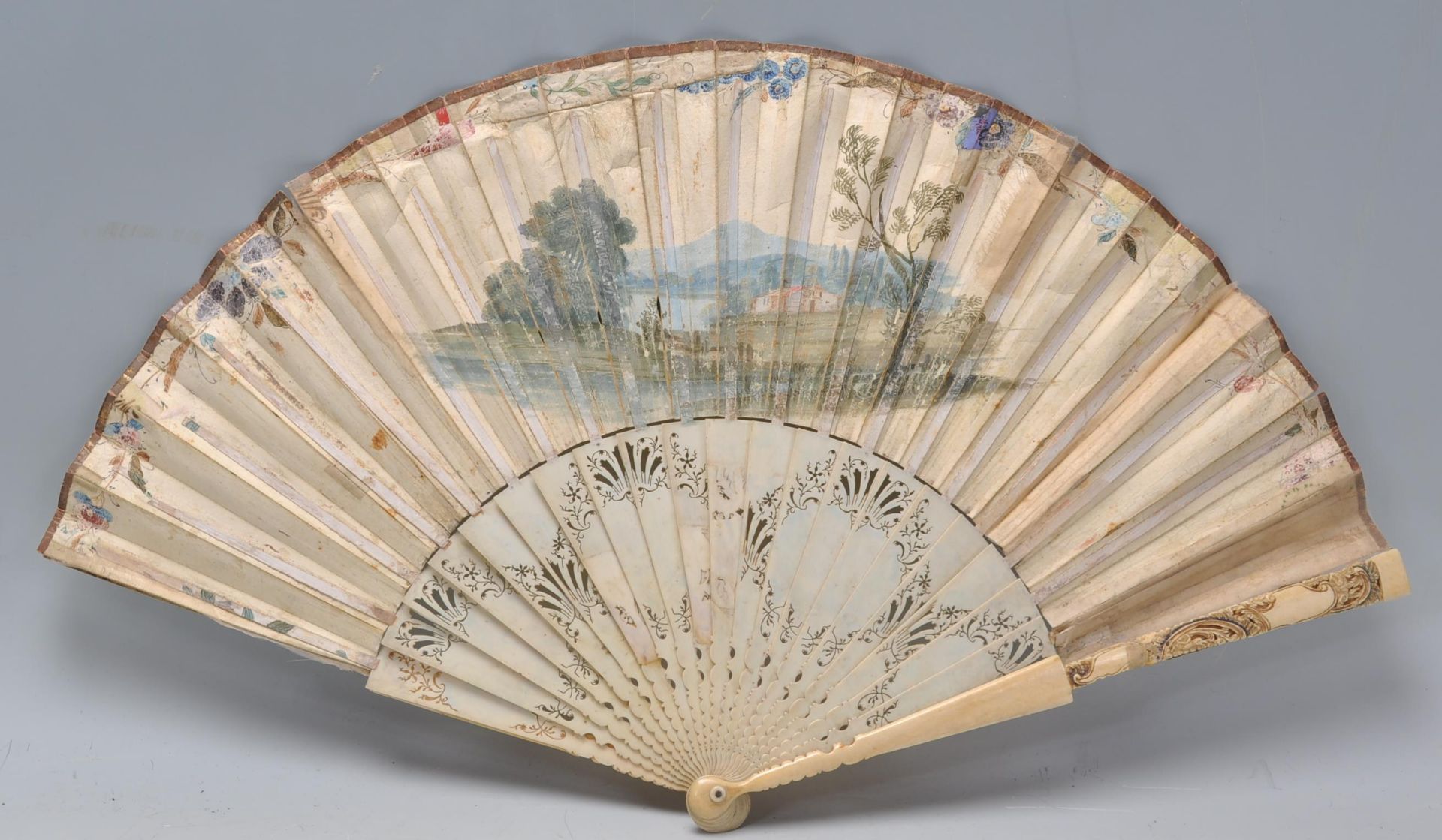 A 19th Century Victorian ivory and paper fan having a hand painted classical river scene to the - Bild 6 aus 12