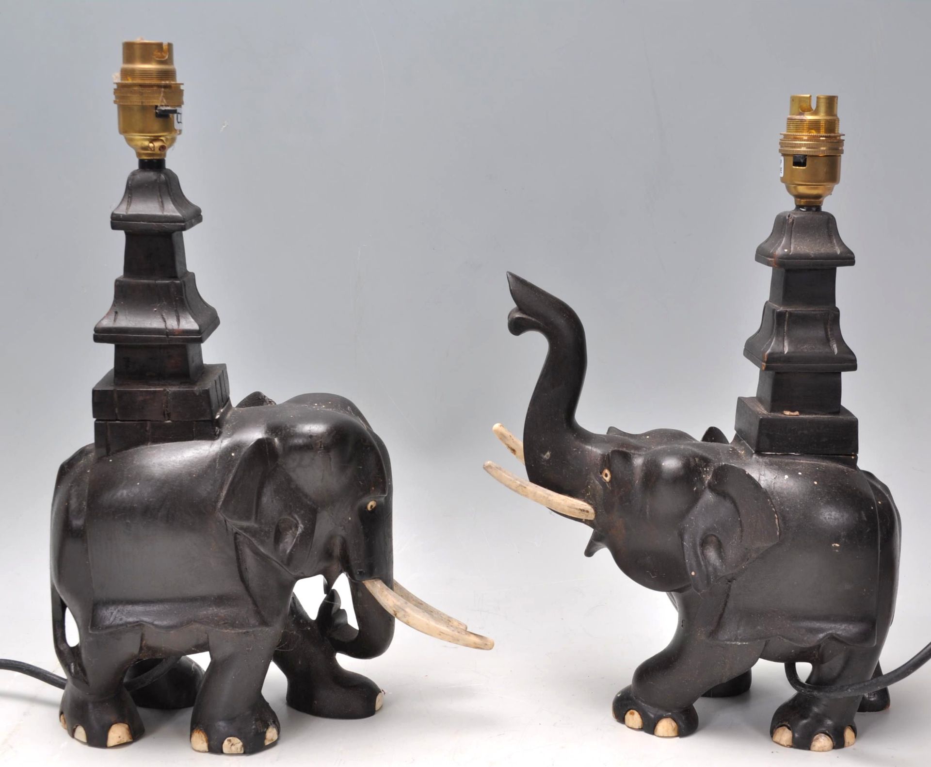 A pair of vintage 20th Century ebonised carved elephant table lamps with bone tusks and feet. - Bild 2 aus 7