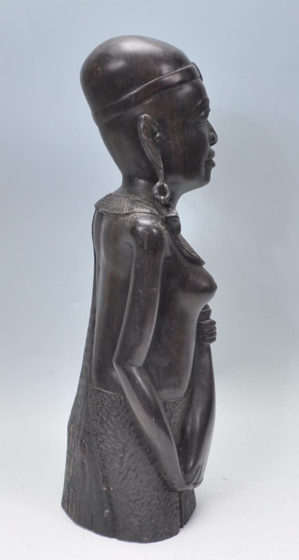 An African tribal carved ebony wood sculpture of a - Bild 3 aus 8