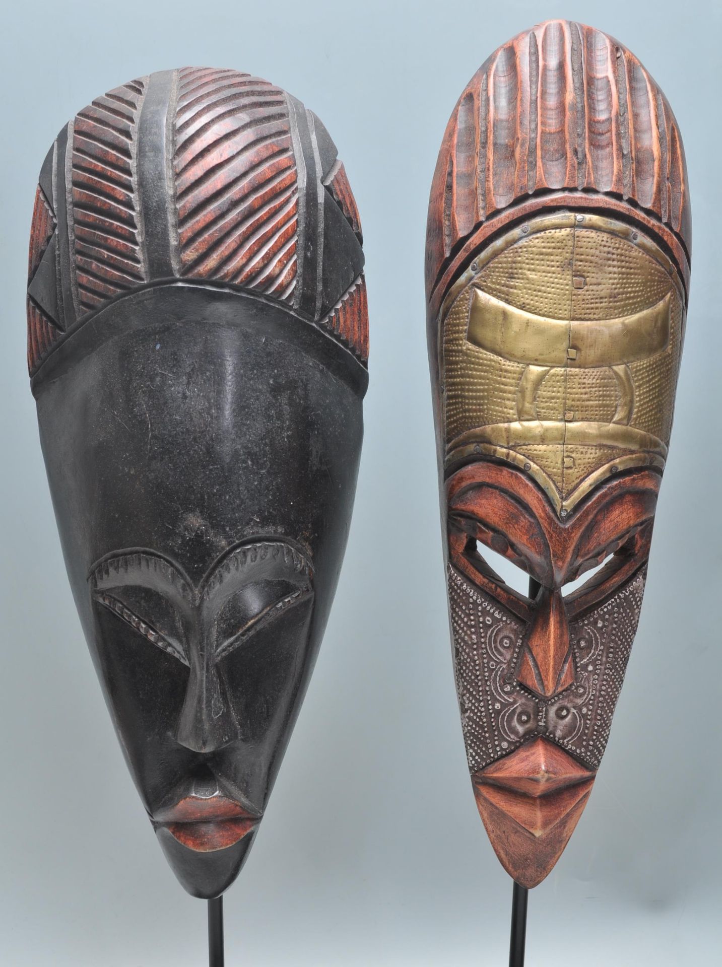 A group of four carved wooden African tribal masks each being raised on supports with stepped plinth - Bild 4 aus 8