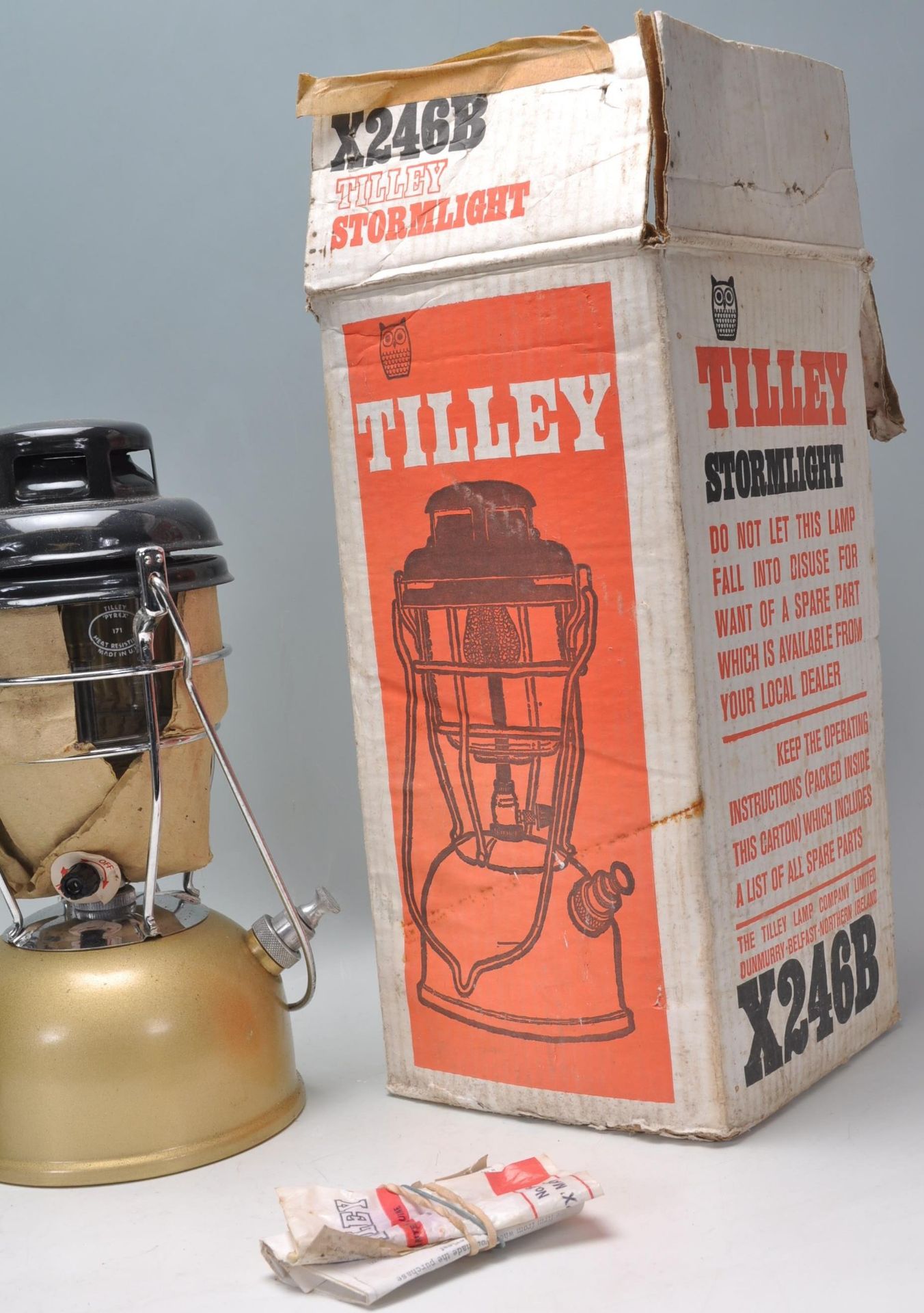 A new and unused Vintage Tilley lamp and accessories in gold enamel colourway being complete with - Bild 4 aus 5