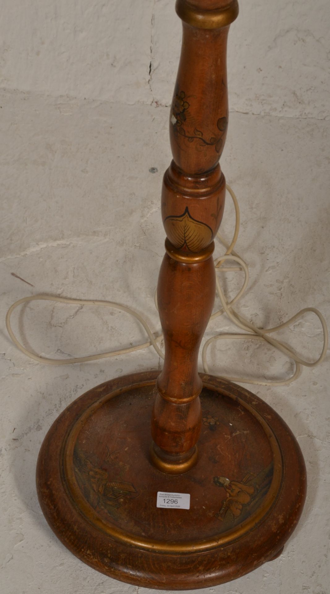 A vintage 20th Century Chinese standard lamp light having a turned stem column with gilt banding and - Bild 4 aus 5