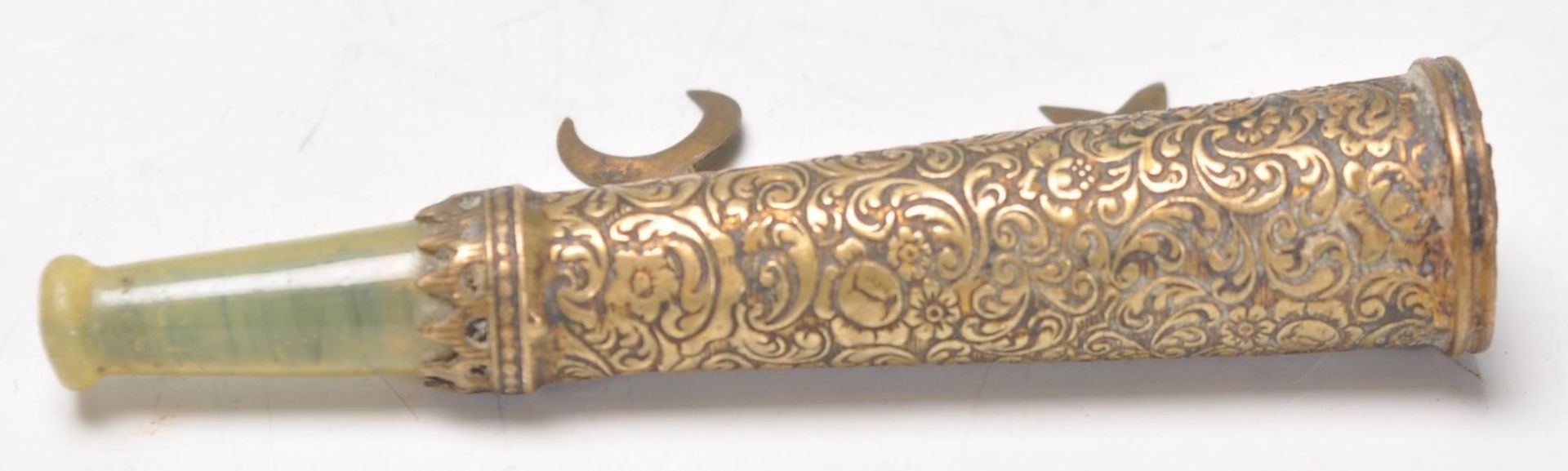 A vintage early 20th Century Middle Eastern / Islamic style brass cheroot holder having a engraved - Bild 4 aus 4