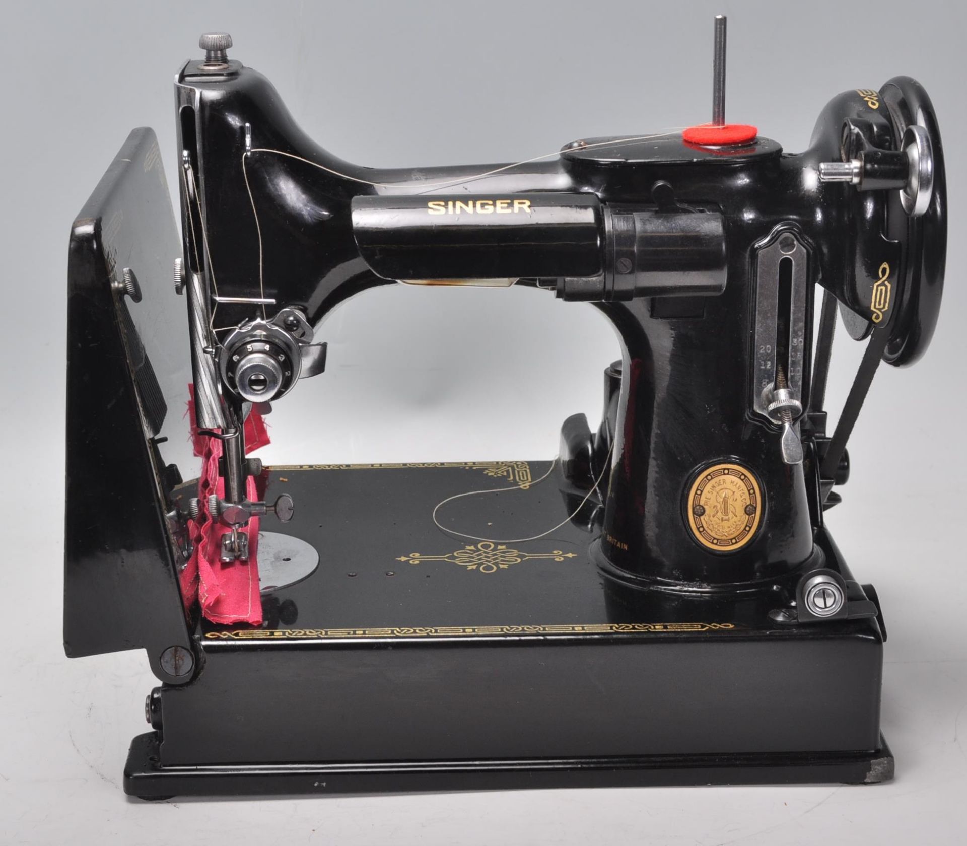 A vintage 20th Century Singer Featherweight convertible portable sewing machine model number 221k - Bild 3 aus 12