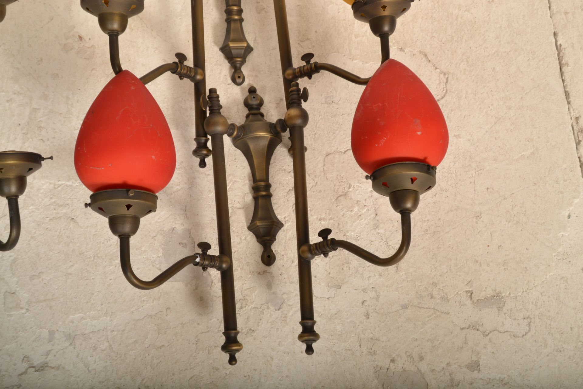 A collection of 20th century antique style lamps having bright and colourful teardrop shades. The - Bild 6 aus 9