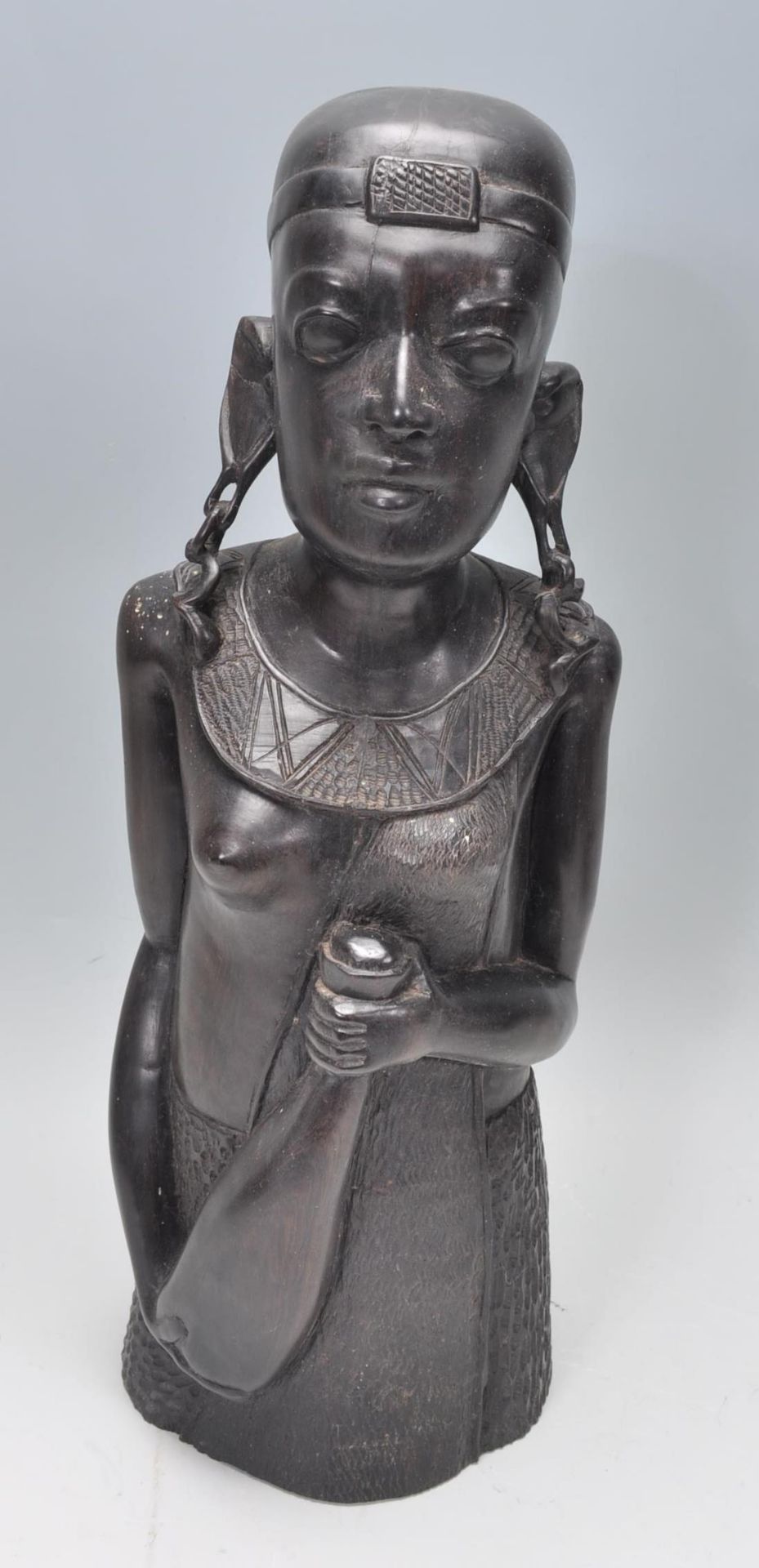 An African tribal carved ebony wood sculpture of a - Bild 2 aus 8