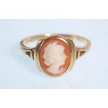 An English 9ct yellow gold hallmarked cameo ring. Hallmarked for London date letter Q. Total