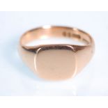 A 9ct hallmarked rose gold gents signet ring with plain cartouche. Birmingham hallmarks for 1919,