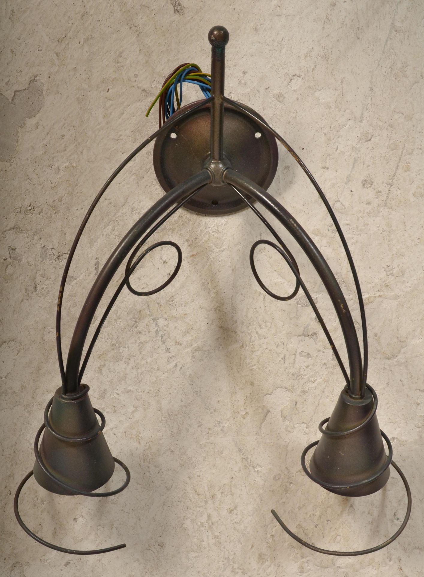 A collection of 8 modern 20th century twin sconce wall lights. Each of brushed metal form having - Bild 2 aus 4