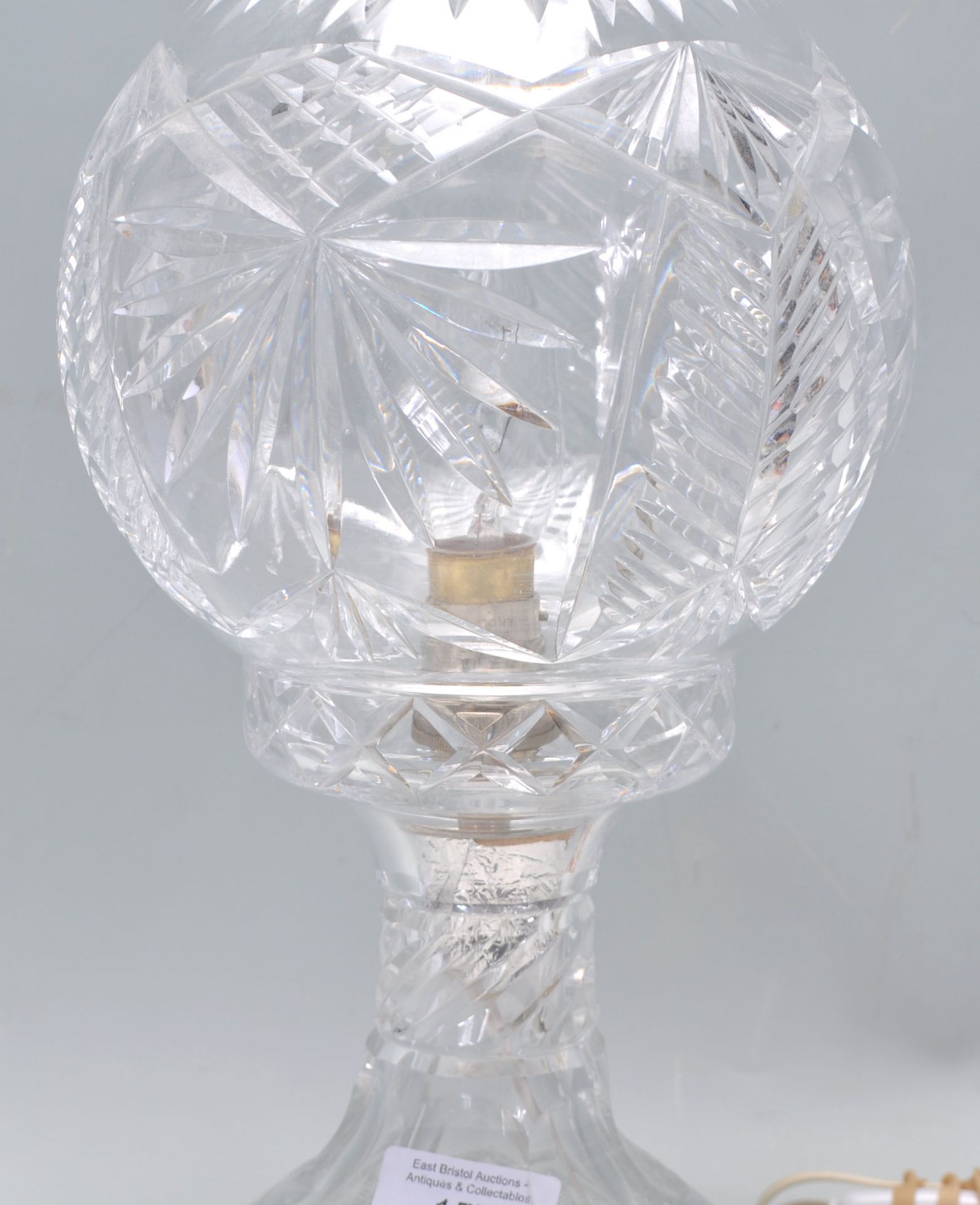 A lovely early 20th Century Edwardian cut glass table lamp having a cut glass round shade. - Bild 3 aus 6