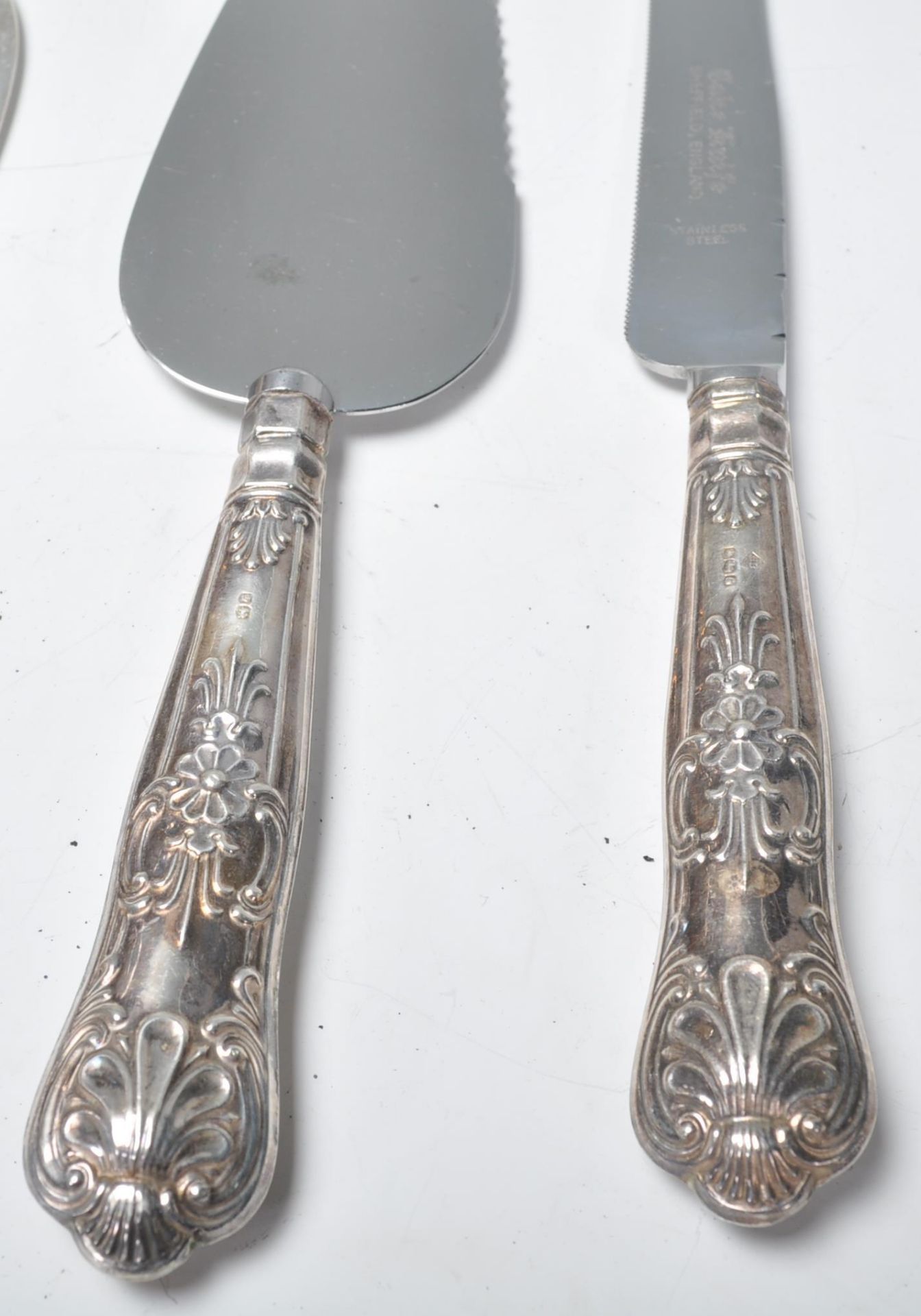 A 20th Century Smith Seymour cutlery canteen, each piece having raised floral decoration and set - Bild 6 aus 9