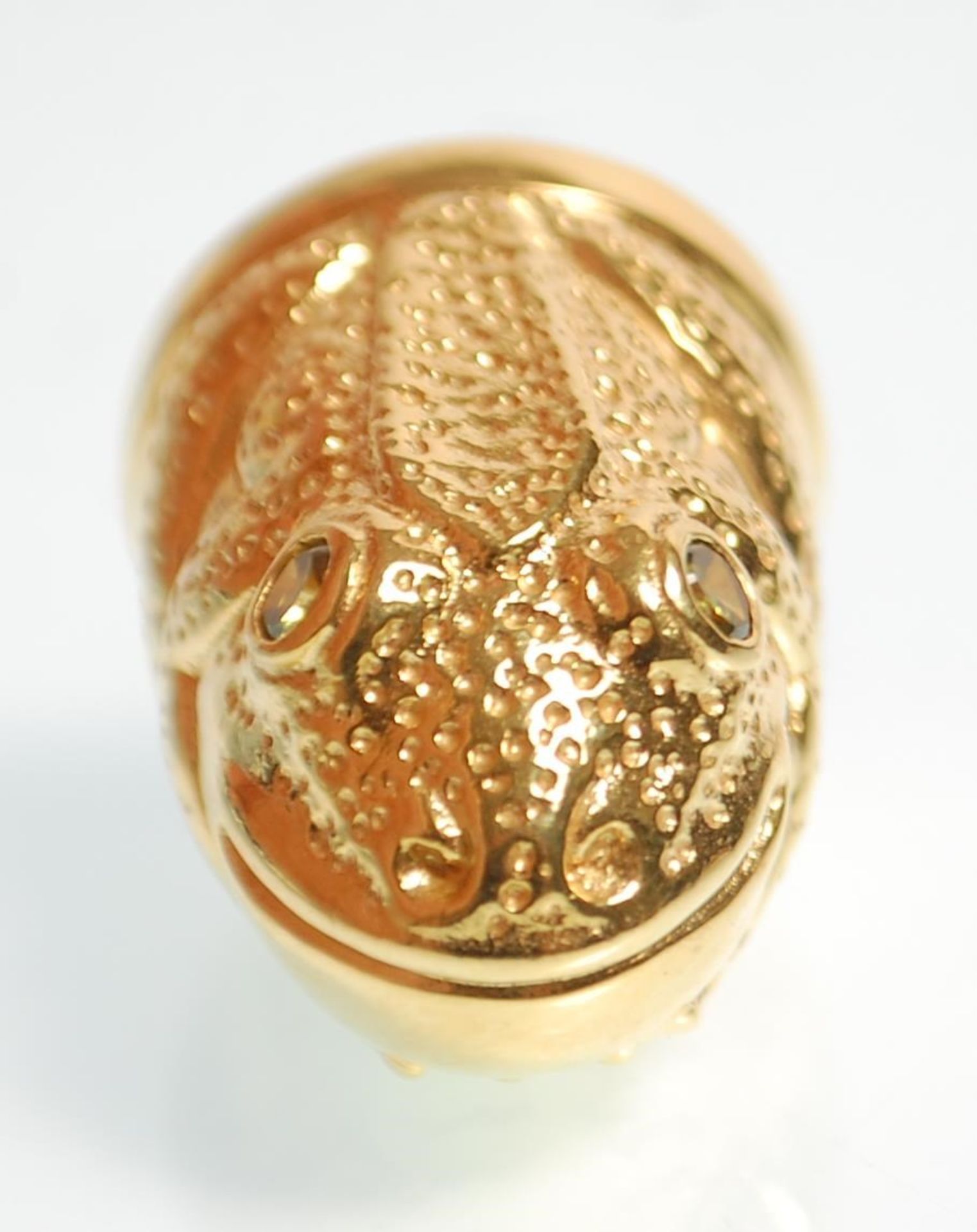 A gold plated thimble in the form of a frog having green stone eyes. Measures 2.5cm tall. - Bild 5 aus 6