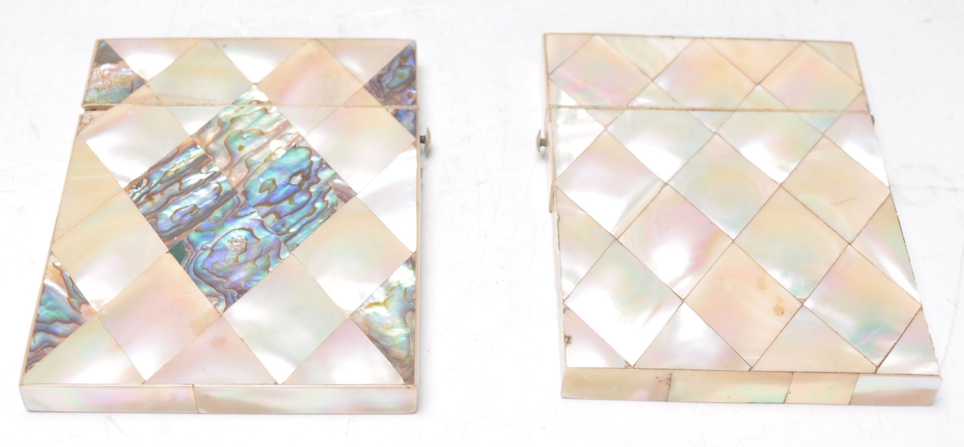 Two 19th Century mother of pearl card cases of rectangular form with both having push button catches - Bild 4 aus 4