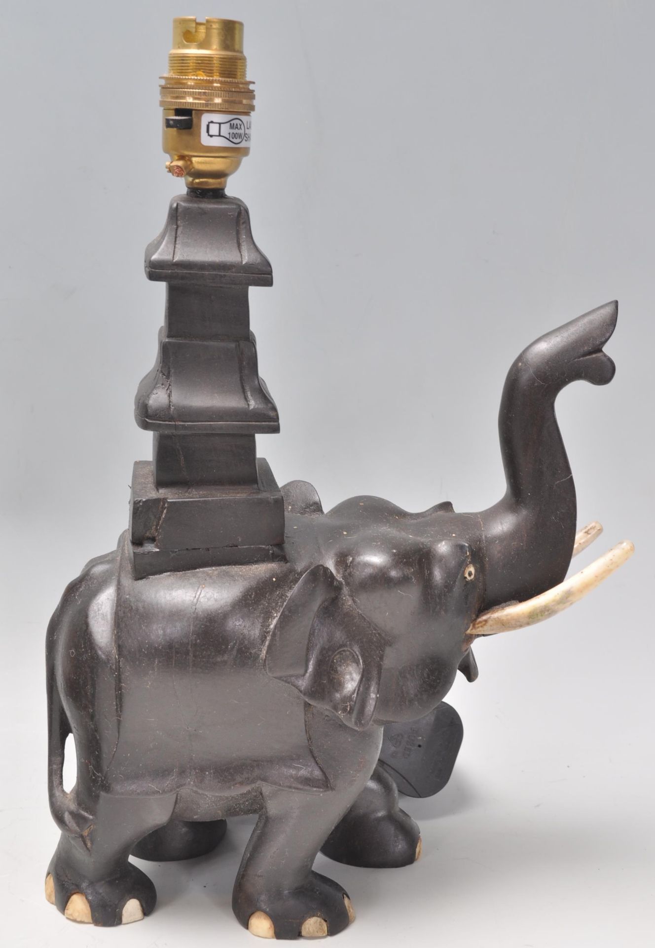 A pair of vintage 20th Century ebonised carved elephant table lamps with bone tusks and feet. - Bild 5 aus 7