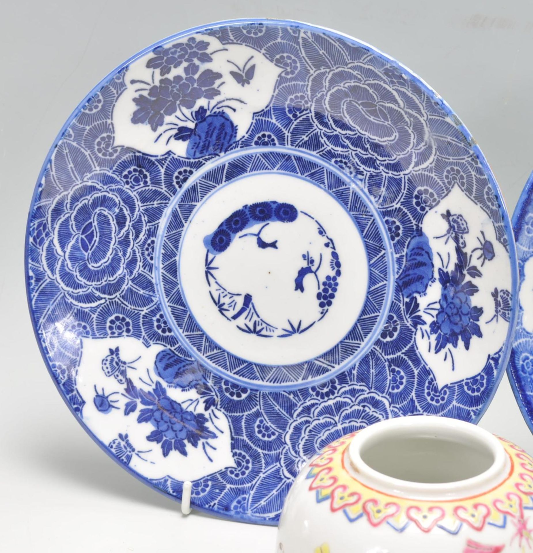 A mixed group of Chinese ceramics dating from the late 19th Century to include a blue and white vase - Bild 6 aus 12