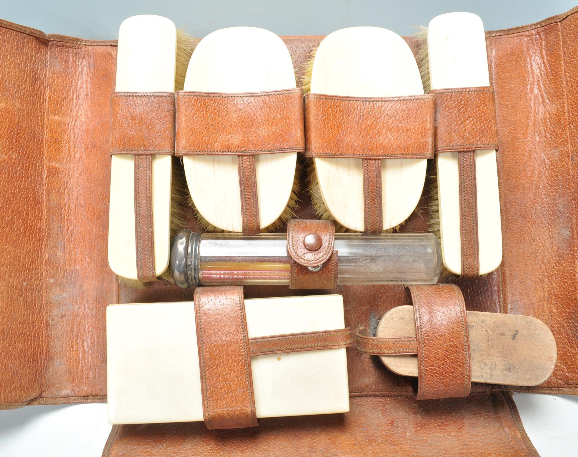 A vintage early 20th Century 1930's gentleman's brush / vanity set being ivory handled to include - Bild 4 aus 6