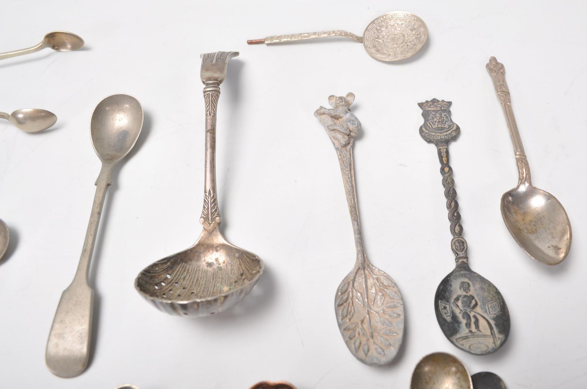 Metal Detectorist Finds. A collection of metal detector finds to include 19th century pewter spoons, - Bild 4 aus 10